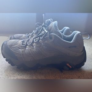 Great condition Merrell women’s hiking shoes